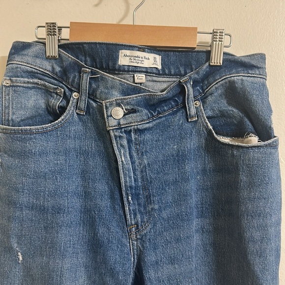 EUC A&F 90s Straight Ultra High Rise Curve Love Ripped Distressed Jeans - Picture 3 of 6